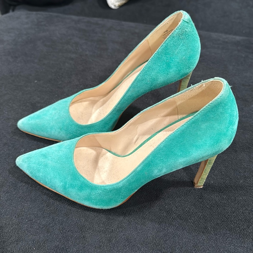 Nine West green pump heel